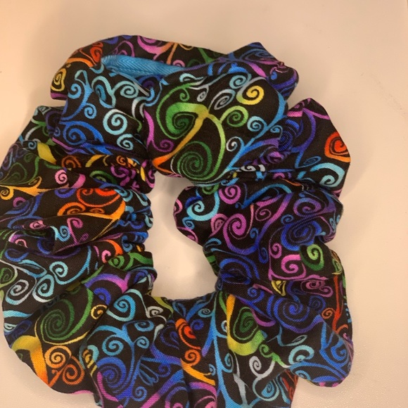 Cotton Rainbow colors hidden pocket scrunchie - Picture 4 of 4